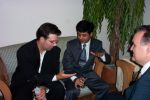 Rishi leest de hand van Mark