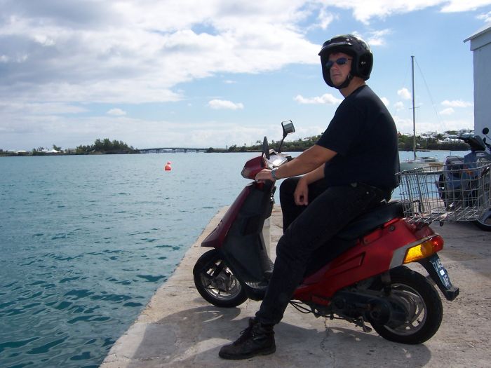 Jan op de scooter
